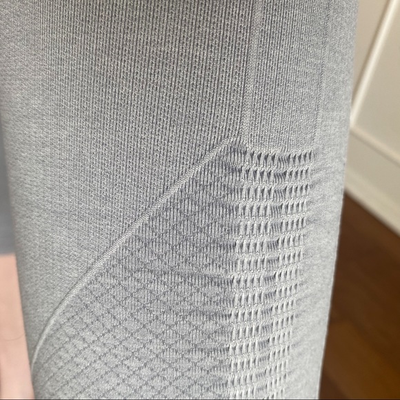 Lululemon Grey Compression Capris, Size 4 - Picture 4 of 7